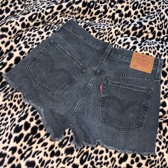 Levi’s 501 Mid-Rise Denim Short - Picture 2 of 4